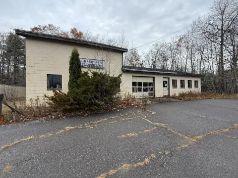 Rockport Commercial Building on Large Lot