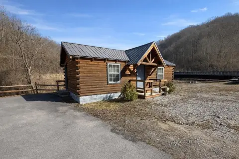 Delbarton Cabins Near Trails