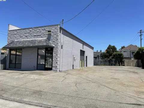 Oakland Warehouse with Expansion Potential