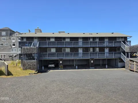 6-Unit Apartment Building