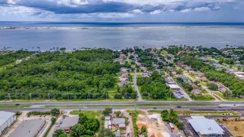 Prime Commercial Land in Navarre
