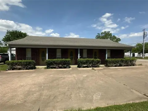 Highway-Frontage Office Suites in Bells