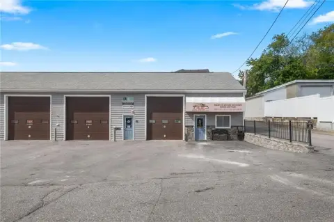 Cumberland Commercial Property with Garage