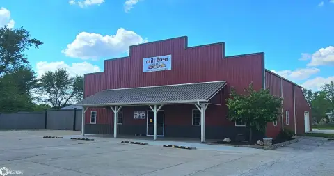 Versatile Commercial Space on Highway