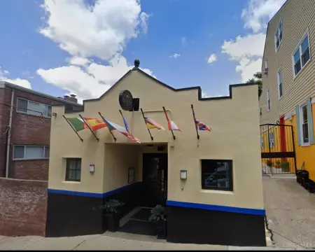 Turnkey Bar in Upscale Neighborhood