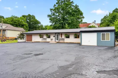 Renovated Flex Building with Patio