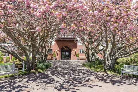 Updated Loft Unit at Montauk Manor