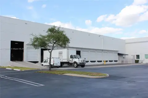 Doral Warehouse with Air Conditioning