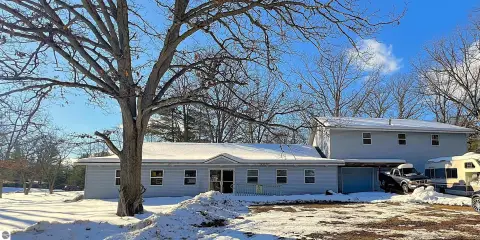 Grawn Retail/Office Space For Sale