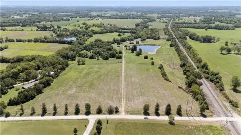 Secluded Land with Cabin and Lake