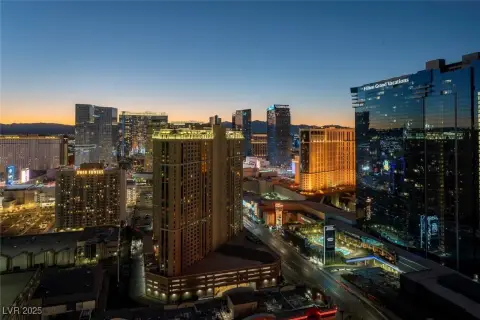 Las Vegas Penthouse Studio with Balcony