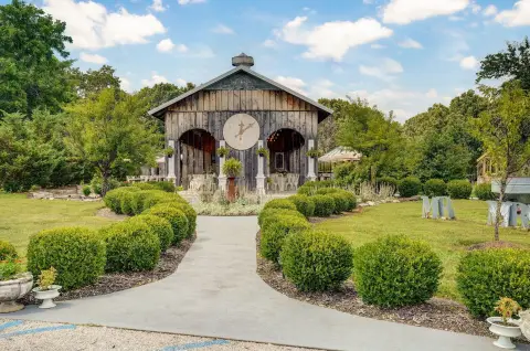 Turnkey Wedding Venue in Ozarks