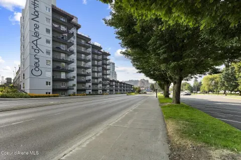 Second-Floor Office Unit With Lake Views