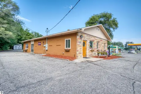 Commercial Building with Salon Tenant