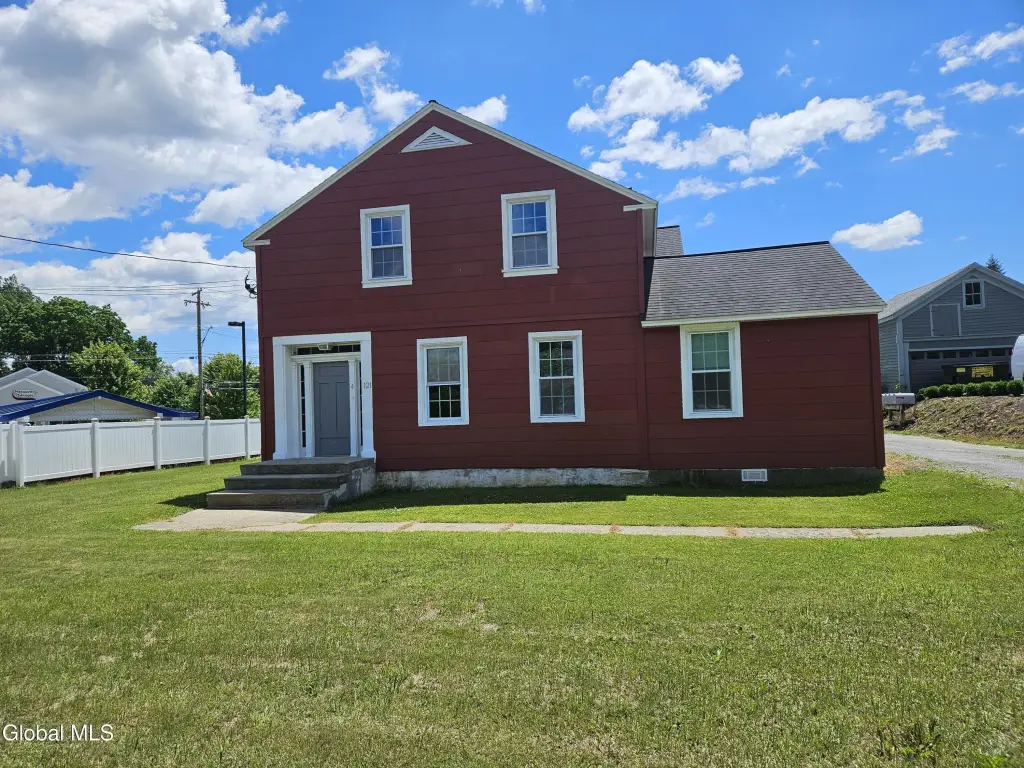 121 Lk Hl Rd, Burnt Hills, NY 12027-9588