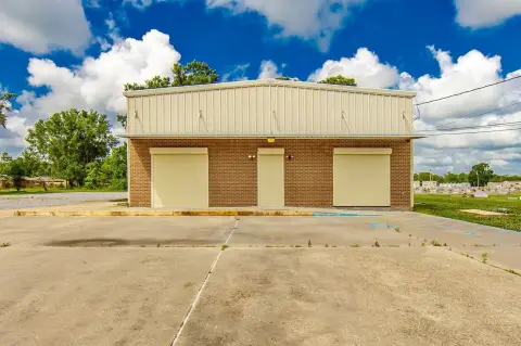 Versatile Commercial Building in Gray, LA