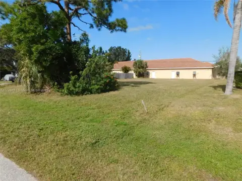 Commercial Land in Cape Coral