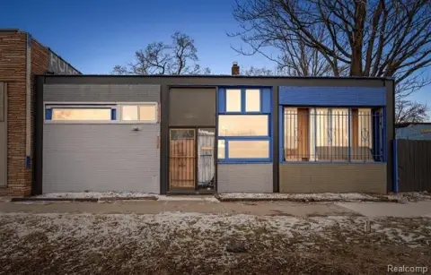 Detroit Commercial Building with Apartment