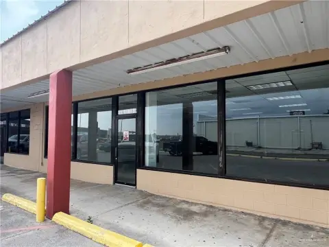 Retail/Office Space in High-Traffic Plaza