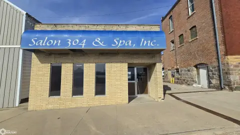 Versatile Commercial Building in Lake Mills