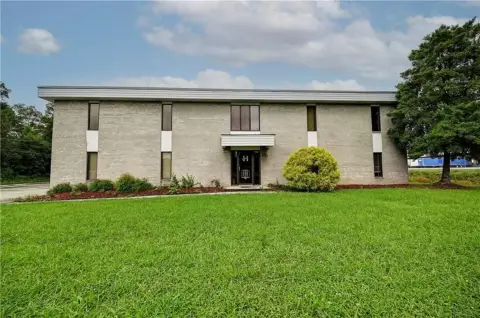 Calhoun Commercial Building Near I-75