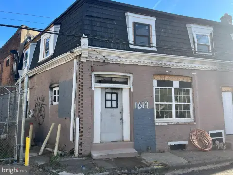Mixed-Use Duplex in Frankford