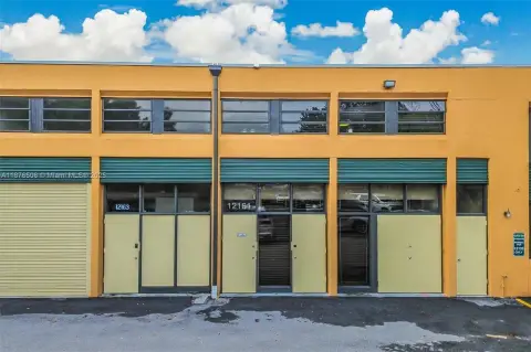 Office Warehouse in Kendall Park