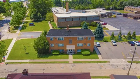 11-Unit Apartment Building with Laundry