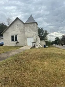 Shawnee Church on Corner Lot