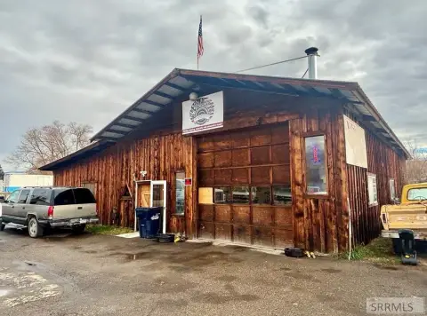 Commercial Shop with Highway Frontage