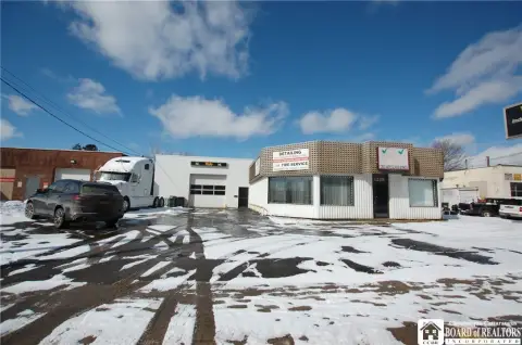 Warehouse with Dual-Side Loading