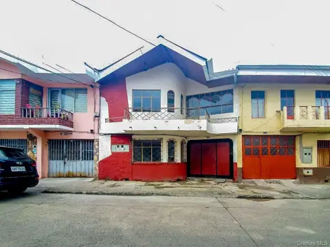 Charming Colonial Duplex Near Historic Center