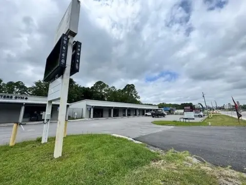 Kingsland Commercial Building For Sale