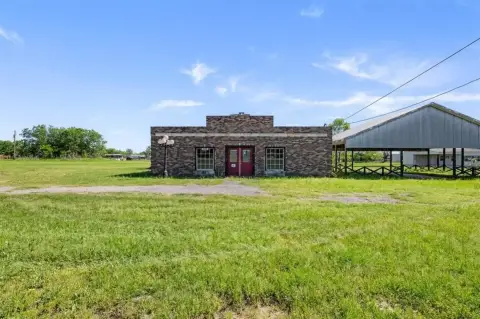 Versatile Commercial Property on 3 Acres