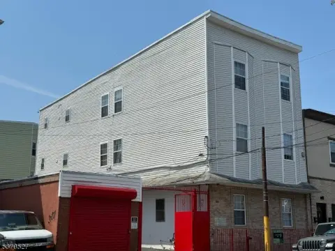 Newark Multifamily Property with Garages