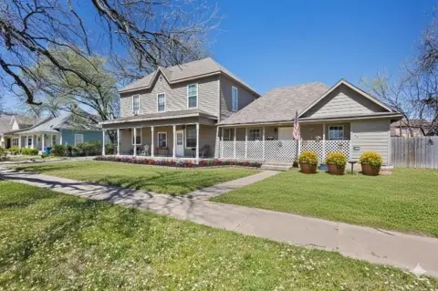 Income-Generating Triplex Near Downtown