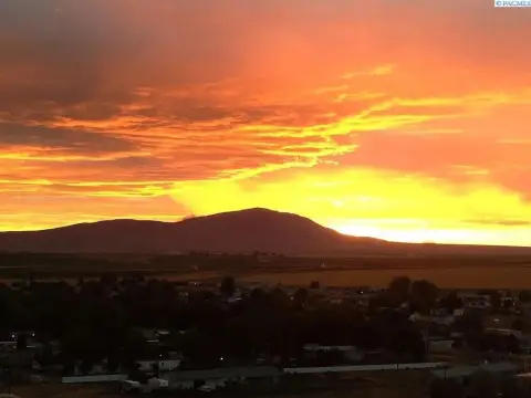 West Richland Acreage with Mountain Views