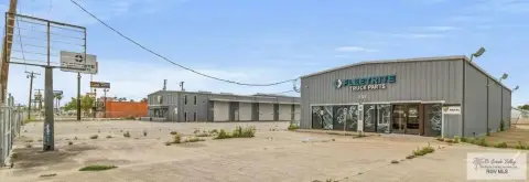 La Feria Showroom/Warehouse Lease