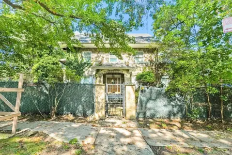 Kew Gardens R2-Zoned Lot