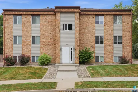 6-Unit Apartment Building