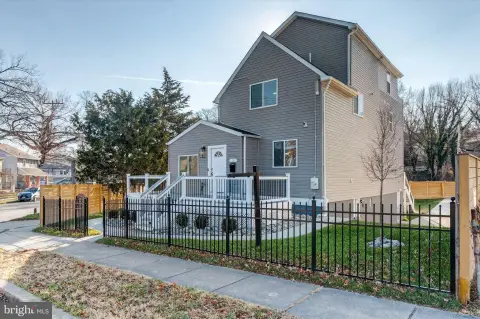 Renovated Multifamily Residence in DC