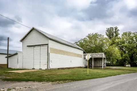 Shop/Storage Space with Crane