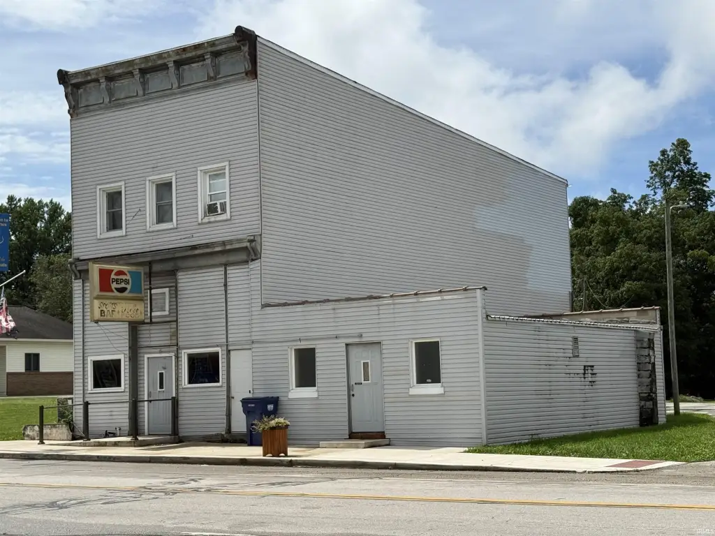 72 N Main St, Andrews, IN 46702