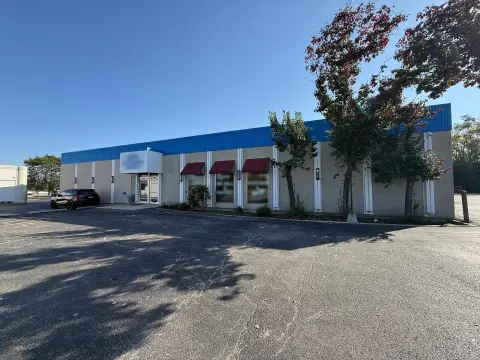 Showroom-Connected Flex Space