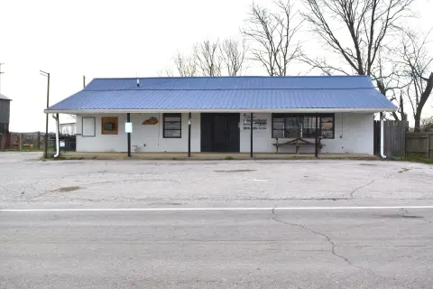 Carlisle, KY Storefront with Apartment