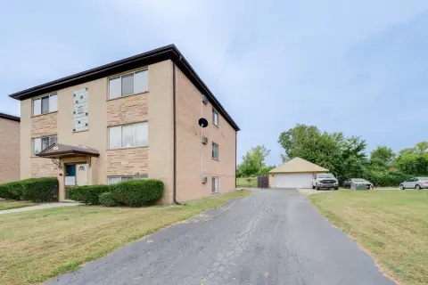 6-Unit Apartment Building