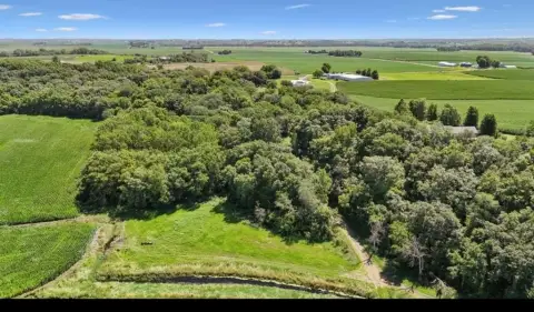 Secluded 10-Acre Retreat Near Pella