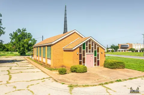 Versatile Building in Prime Location