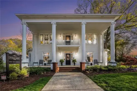 Historic Manor in Downtown Monroe