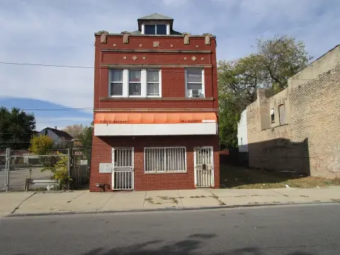 Chicago Mixed-Use Property For Sale